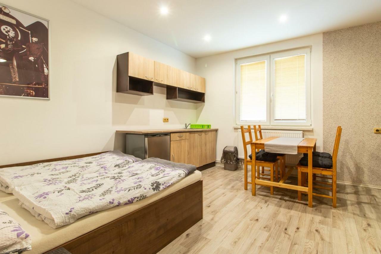 Restaurace penzion Pod Šumárníkem Tvarozna Lhota Exterior foto